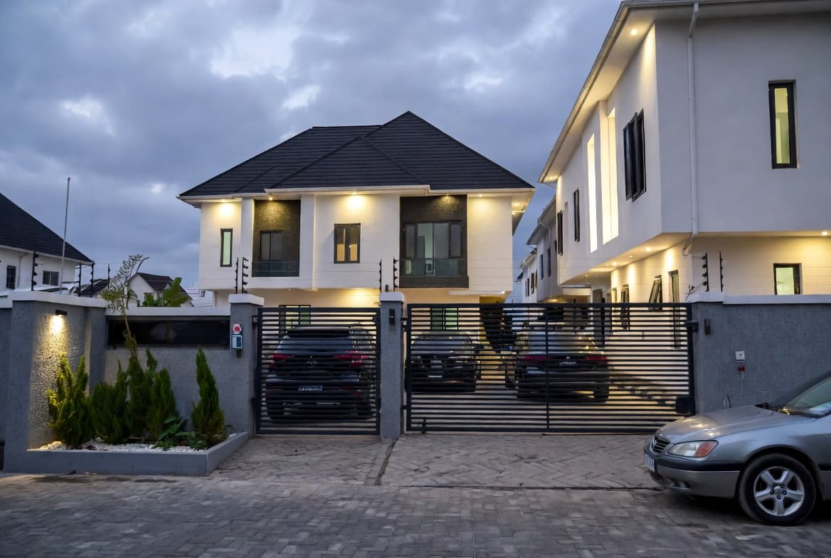 Self Contained Room to Let in a Family Duplex with 247 Electricity - Image 1